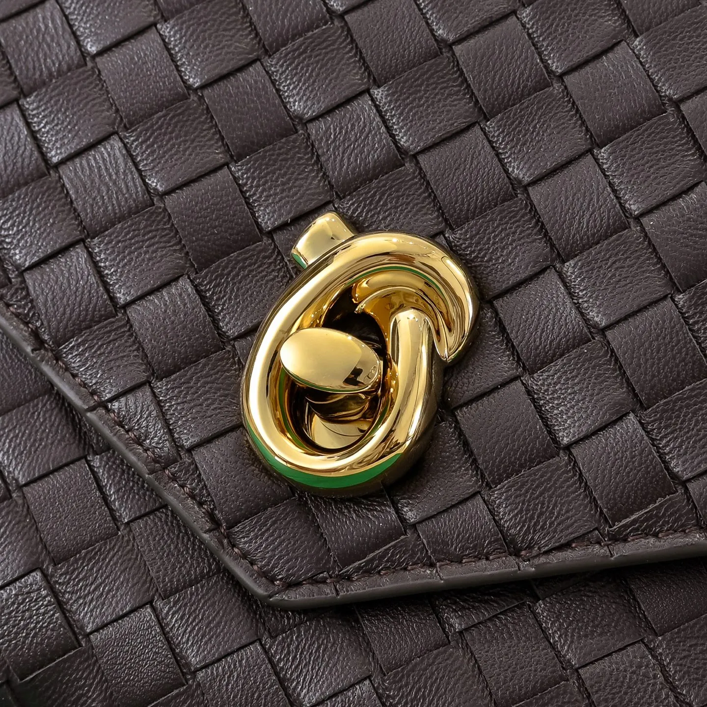 Batch 1660 #Bv new Knot Lock crossbody bag 817191 🎈2025 early spring kont lock new series is hot on the market 🔥The brand’s classic weaving process, with kont’s metal rotating buttons that are exquisite and eye-catching, are a luxurious embellishment of details. The upper body is elegant and elegant, with internal double compartments + card slots + back compartment. Super versatile, multiple carrying methods, detachable shoulder strap, portable/shoulder/cross-body, retro and fashionable, easy to carry with exquisite old-line style🫴 Model: 7191 Size: 25x16x5.5